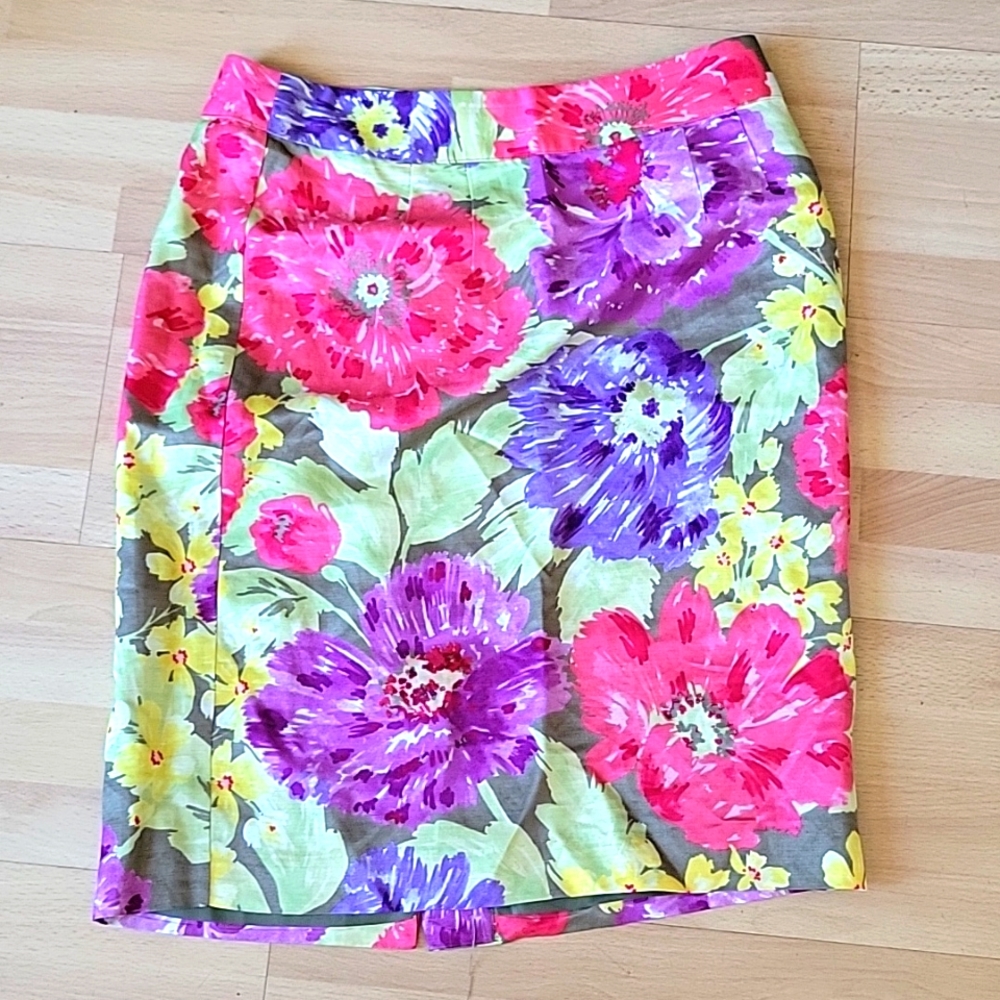 Banana Republic skirt, floral print, size 6. Excellent condition